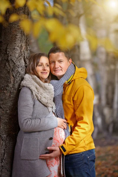 Zwangere vrouw in de herfst — Stockfoto