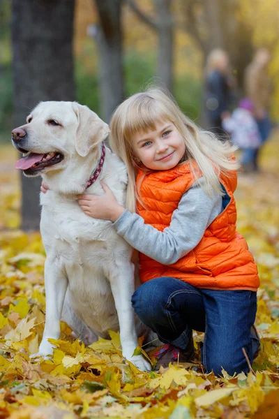 Mädchen und ihr Hund — Stockfoto