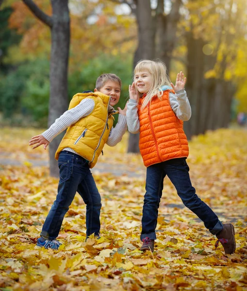 Happy Kids à Autumn Park — Photo