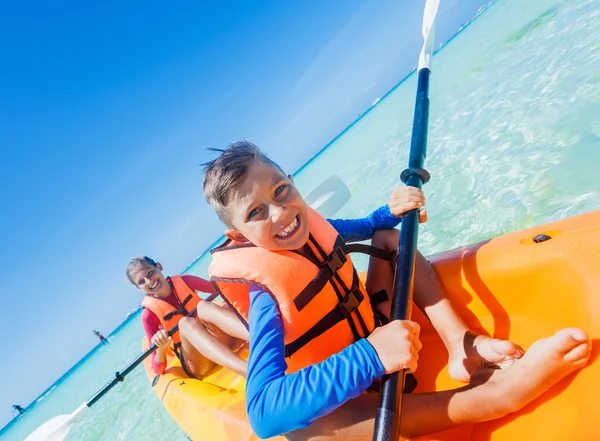 Barn paddling i kajak — Stockfoto