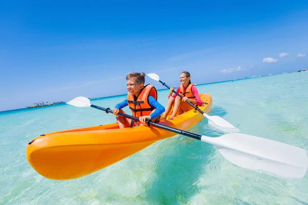 Niños remando en kayak — Foto de Stock