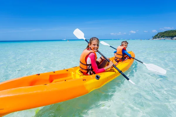 Niños remando en kayak — Foto de Stock