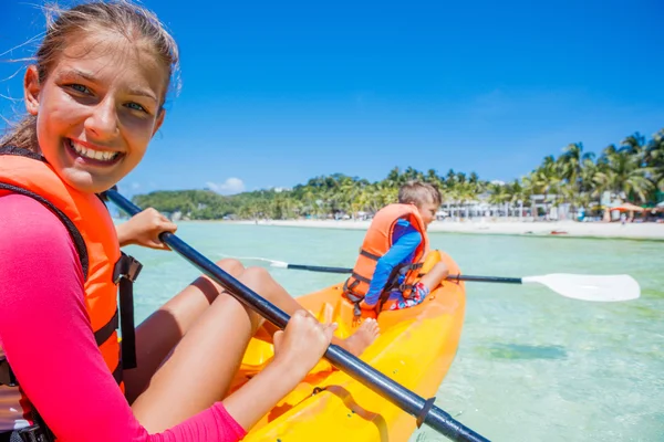 Enfants pagayant en kayak — Photo