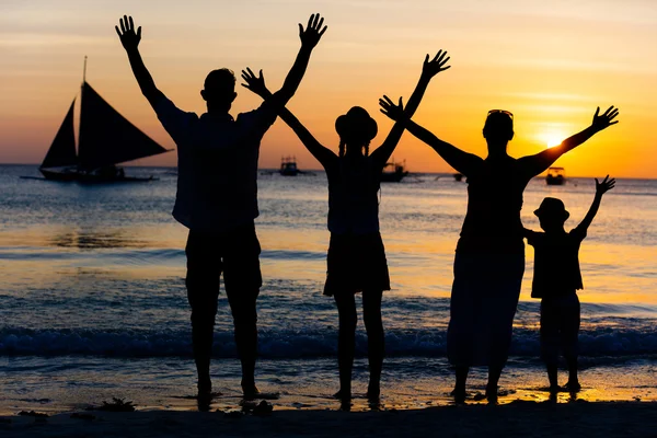 Silhueta de família na praia — Fotografia de Stock