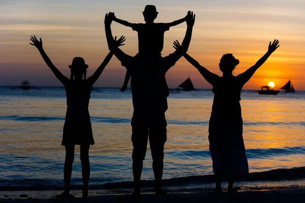 Silhueta de família na praia — Fotografia de Stock