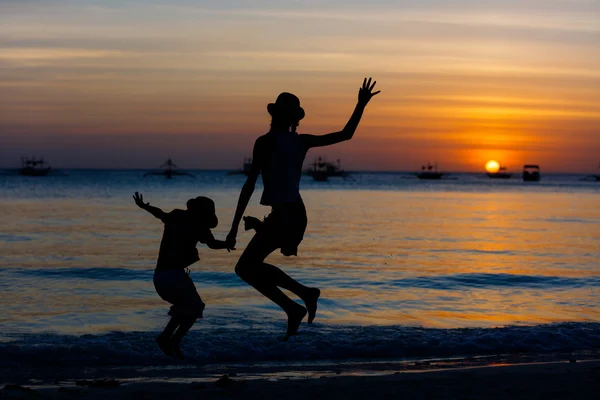 Barn på stranden dawn tiden — Stockfoto