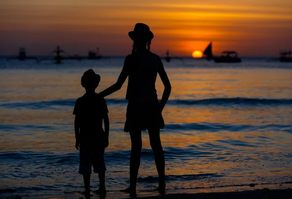 Дети на пляже на рассвете — стоковое фото