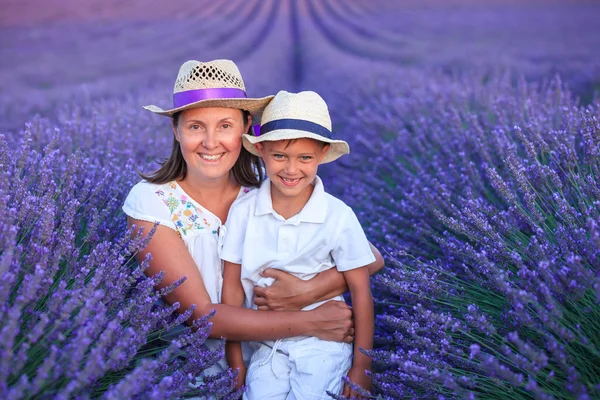 Chlapec se svou matkou v levandule letní pole — Stock fotografie