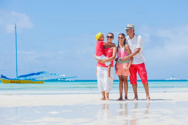 Famiglia sulla spiaggia tropicale — Foto Stock