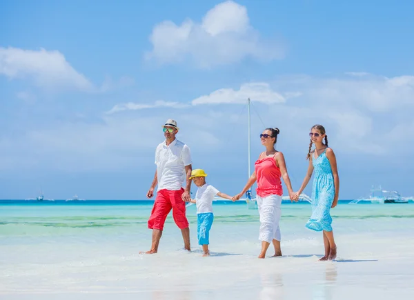 Rodina na tropické pláži — Stock fotografie