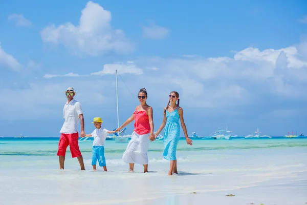 Familie am tropischen Strand — Stockfoto