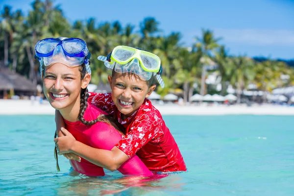 Foto de niños haciendo snorkel —  Fotos de Stock