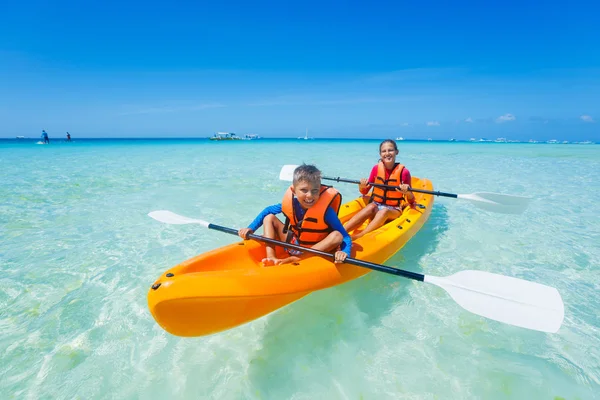 Enfants pagayant en kayak — Photo