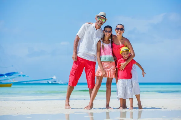 Família na praia tropical — Fotografia de Stock