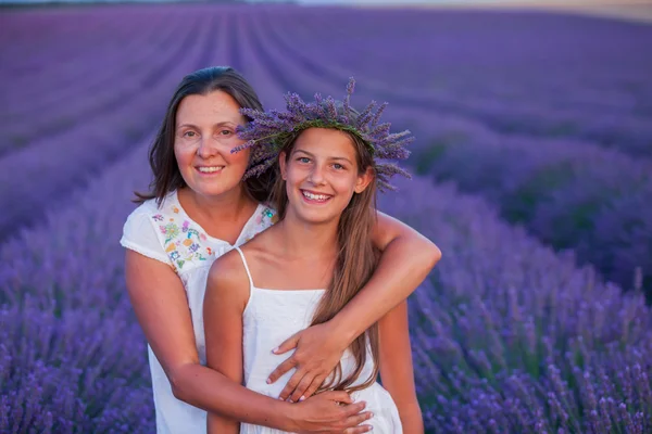 Flicka med sin mamma i sommar lavendelfält — Stockfoto