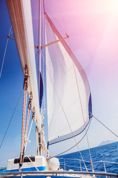 Zeilen. Scheepsjachten met witte zeilen in de open zee. — Stockfoto