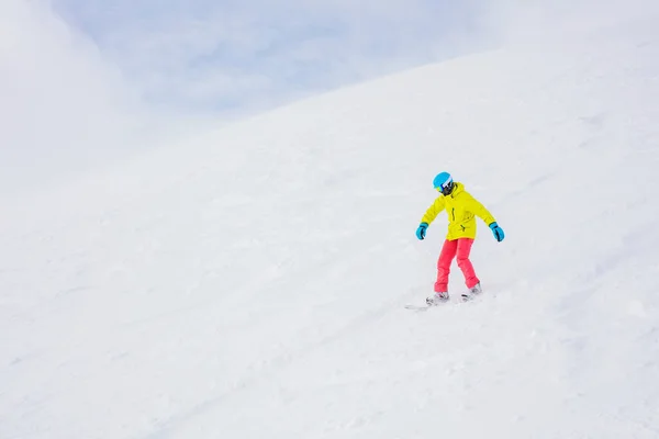 Kız snowboardcu kış kayak merkezinde eğleniyor.. — Stok fotoğraf