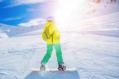 Kız snowboardcu kış kayak merkezinde eğleniyor..