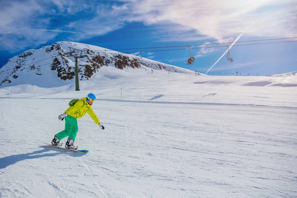 Kız snowboardcu kış kayak merkezinde eğleniyor.. — Stok fotoğraf