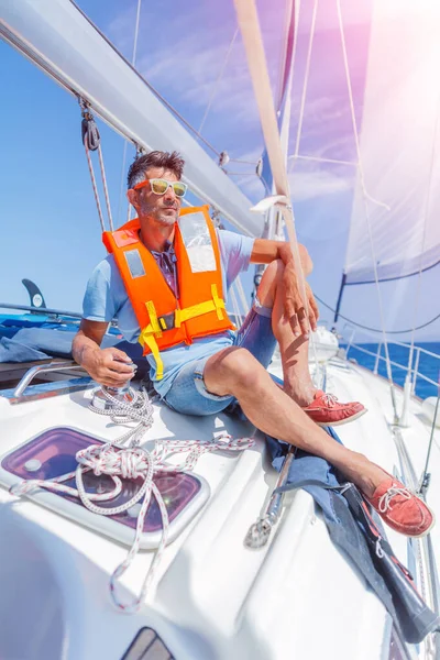 Young man sailing yacht. Holidays, people, travel — Stock Photo, Image