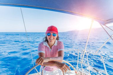 Yunanistan 'da On Yat' la dinlenen güzel kadın