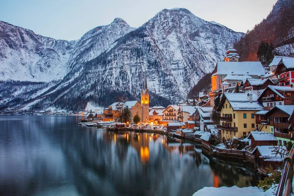 Inverno à noite conto de fadas cidade Hallstadt perto do lago. — Fotografia de Stock