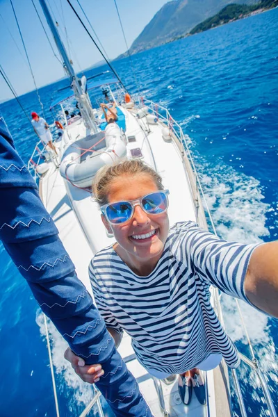 Hermosa chica relajante en yate en Grecia — Foto de Stock