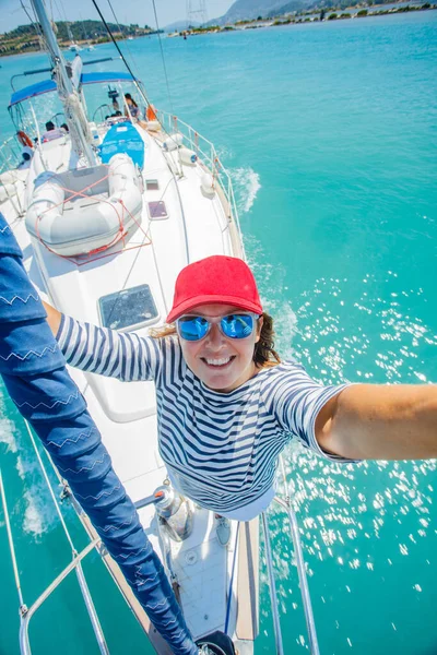 Mooie vrouw ontspannen met On Yacht in Griekenland — Stockfoto