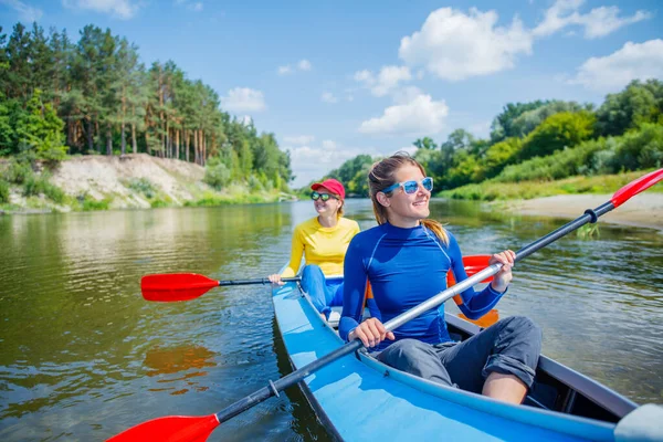 Happy girl kajakarstwo na rzece w słoneczny dzień podczas wakacji letnich — Zdjęcie stockowe