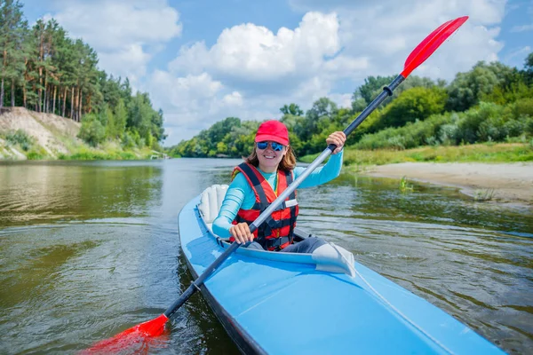 Happy family kayaking on the river on a sunny day during summer vacation — Stock Photo, Image