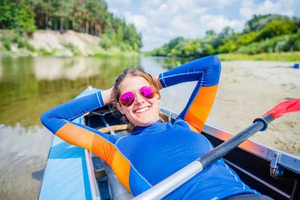 Kayak familial heureux sur la rivière par une journée ensoleillée pendant les vacances d'été — Photo