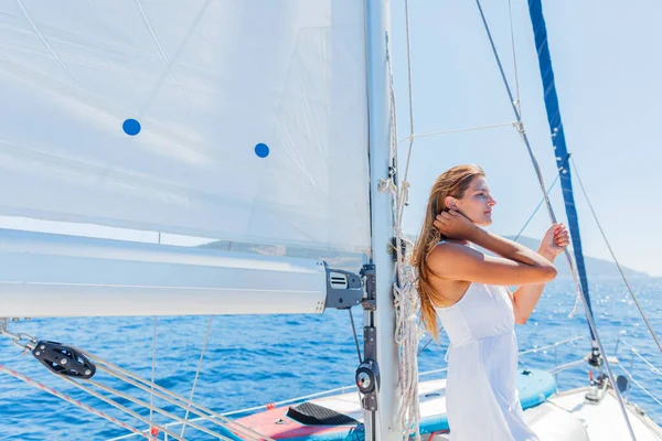 Krásná dívka relaxační na jachtě v Řecku — Stock fotografie