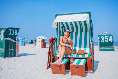 Kız Almanya 'da Nord Denizi' nde kumsalda dinleniyor.