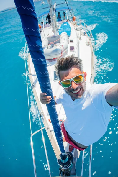 Поручний чоловік, який відпочиває на яхті в Греції — стокове фото