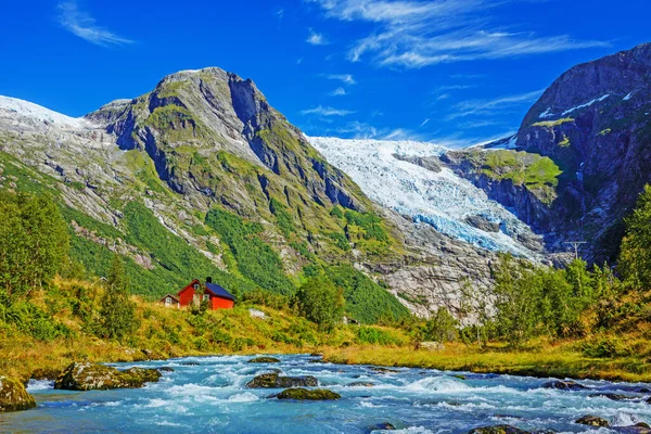 Νορβηγία. Πολύχρωμη ηλιόλουστη σκηνή στη Νορβηγία. Ομορφιά της φύσης έννοια φόντο. — Φωτογραφία Αρχείου