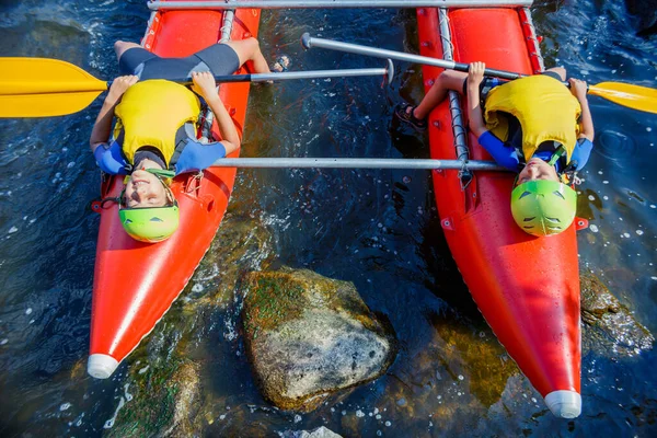 Crianças e rafting. Recreação familiar extrema e treinamento de atletas em rafting — Fotografia de Stock