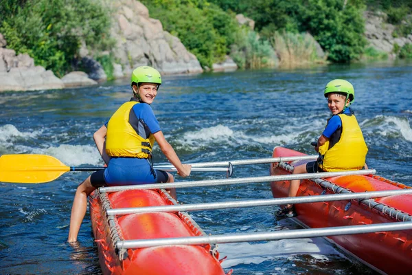 Crianças e rafting. Recreação familiar extrema e treinamento de atletas em rafting — Fotografia de Stock