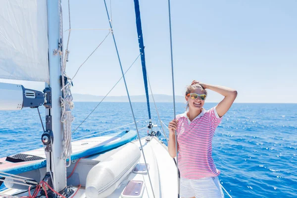 Vacker flicka avkopplande På Yacht i Grekland — Stockfoto