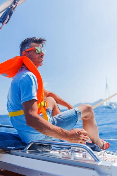 Поручний чоловік, який відпочиває на яхті в Греції — стокове фото