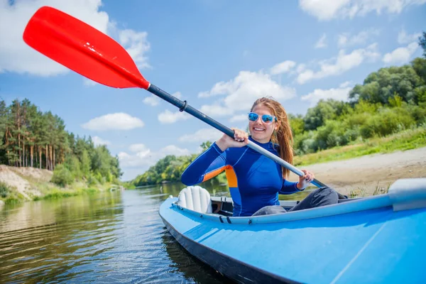 Glückliche Familien-Kajakfahren auf dem Fluss an einem sonnigen Tag im Sommerurlaub — Stockfoto