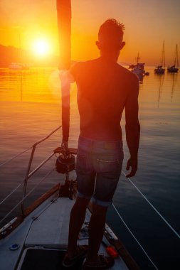 Yat süren genç bir adam. Tatiller, insanlar, seyahat