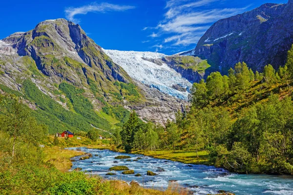 Norvégiában. Színes napos jelenet Norvégiában. Szépség természet koncepció háttér. — Stock Fotó