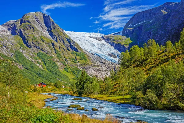 Noruega. Colorida escena soleada en Noruega. Belleza de la naturaleza concepto fondo. — Foto de Stock