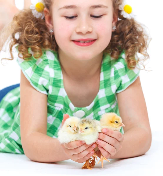快乐的小女孩，与鸡 — 图库照片