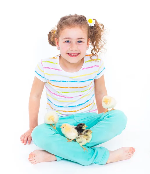 Niña feliz con pollos — Foto de Stock