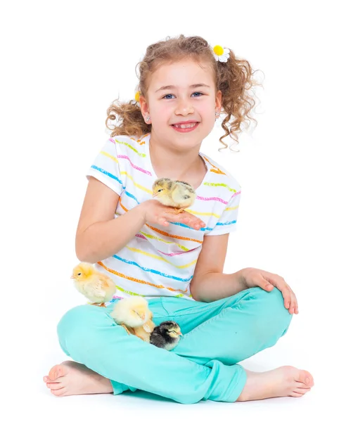 Glad liten flicka med kycklingar — Stockfoto