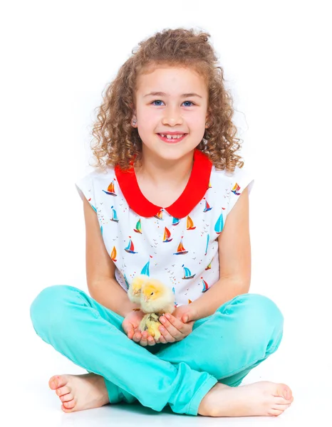 Šťastná holčička s kuřaty — Stock fotografie