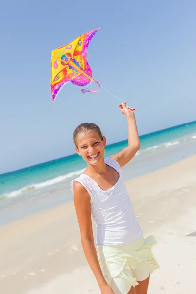 Kind fliegt Drachen Strand im Freien. — Stockfoto