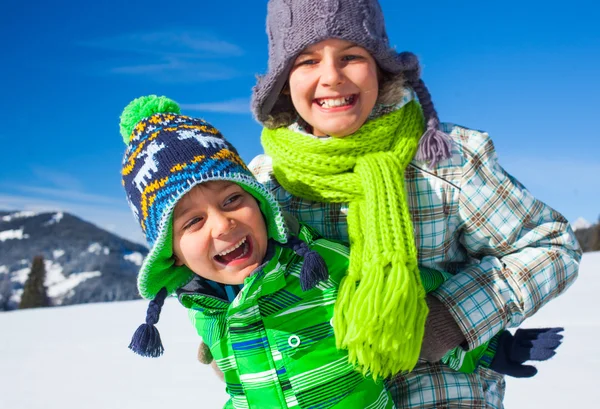 Niños felices jugando invierno —  Fotos de Stock