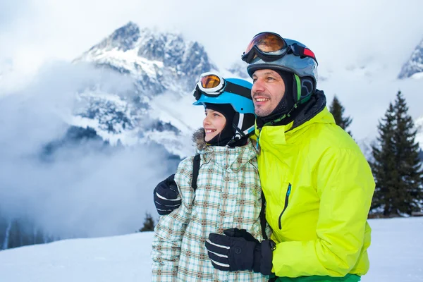 Familia disfrutando de vacaciones de invierno . — Foto de Stock